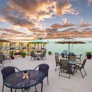 Crescent Palms Hotel