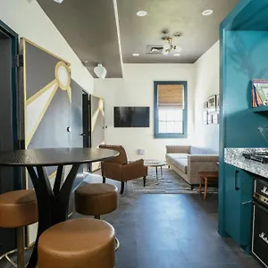Dew Drop & Lounge Hotel