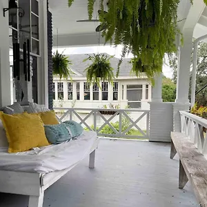 Apartment Artsy With Great Porch