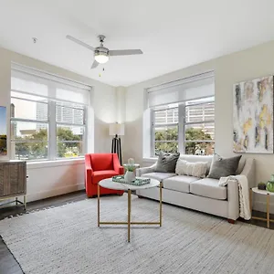 2 Bedroom Elegant In Downtown